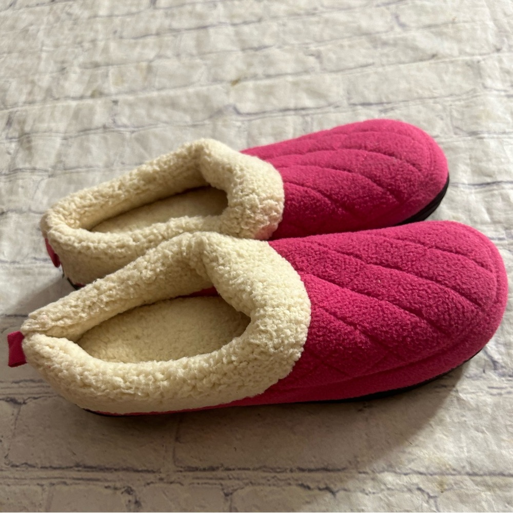 DEARFOAMS PINK/CREAM QUILTED PATTERN OPEN BACK GRIP SOLES WOMEN’S SLIPPERS MED